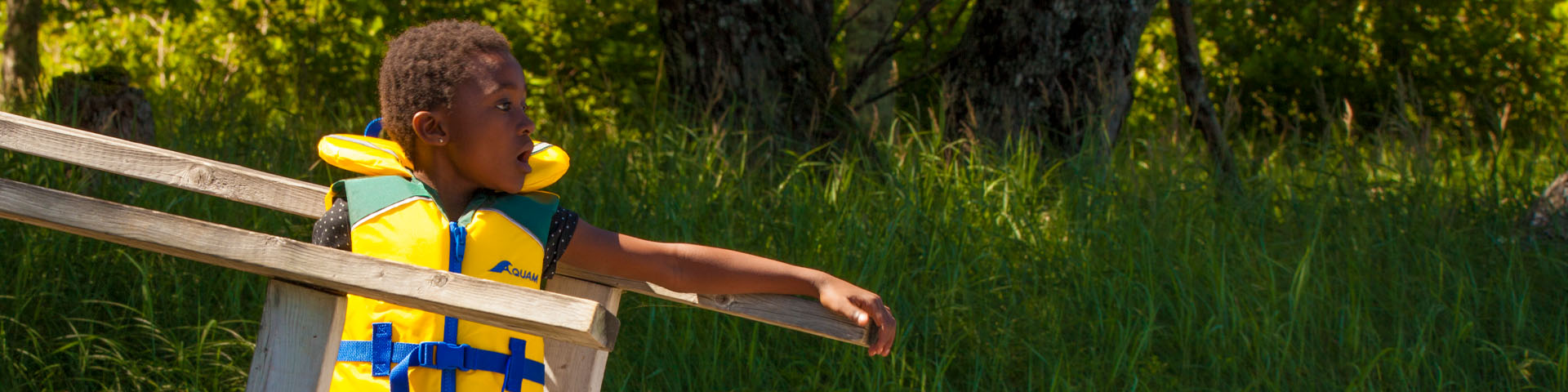  Un enfant porte un gilet de sauvetage.