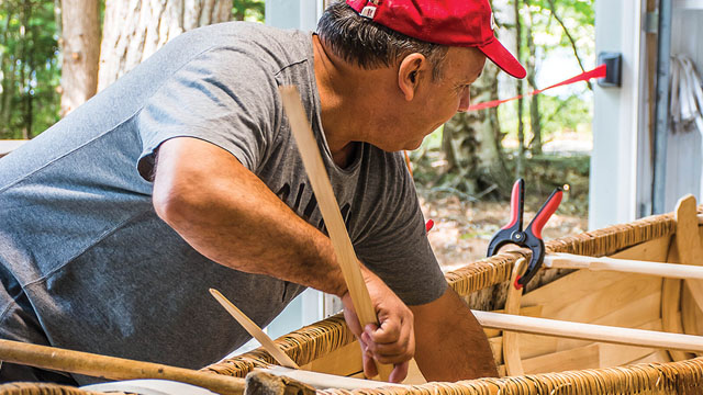 Todd Labrador fabrique un canot en écorce de bouleau.