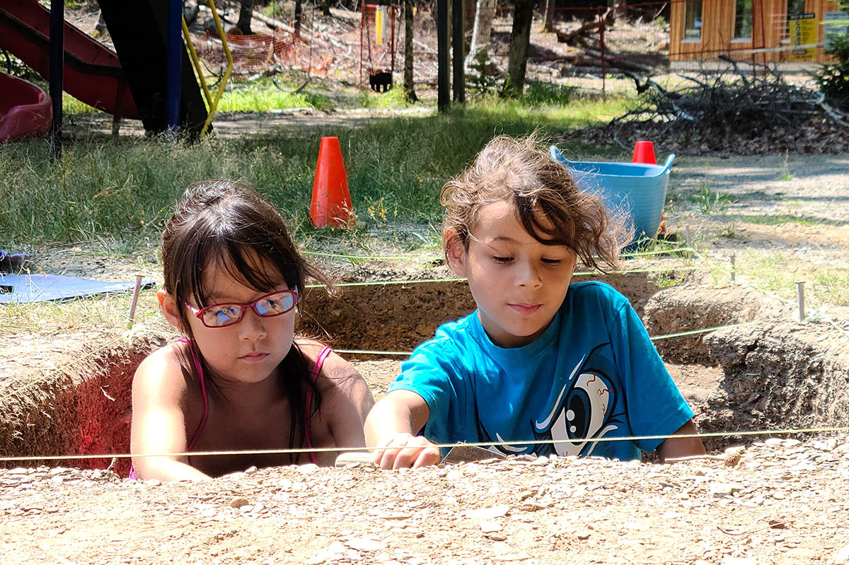 Deux enfants sur un vrai site archéologie.