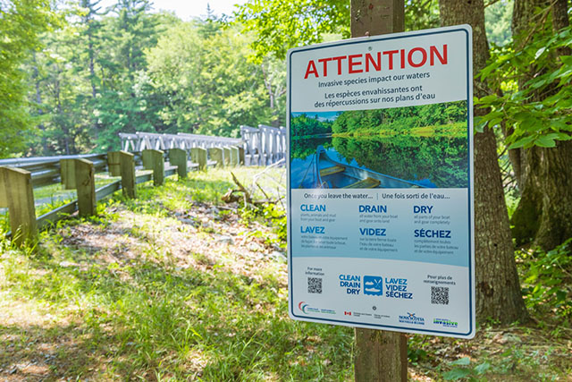 Le panneauk : lavez, videz et séchez.