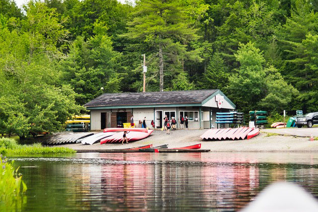 Une vue de Jakes Landing depuis l'eau.