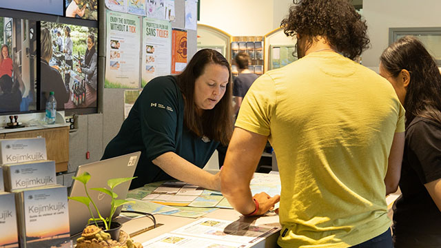 Le personnel de Parcs Canada aide les visiteurs au centre d'accueil.
