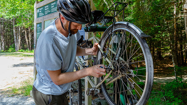  Un cycliste utilise la station de réparation de vélos.