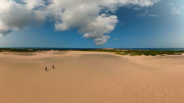 Deux randonneurs sur la dune Bald, dans la réserve de parc national de l’Île-de-Sable.