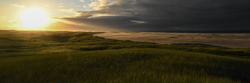 Lever de soleil sur le paysage avec des nuages ​​d'orage