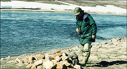 Cache de viande traditionnelle le long de la rivière Thomsen © Parcs Canada