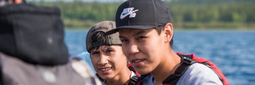 Deux adolescents sur un bateau.