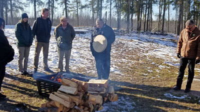 Le chef Roy Fabian de la Première Nation de Katlodeechee dit une prière lors de la cérémonie de   réouverture de la route 5 