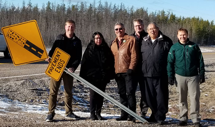 Des dignitaires locaux se joignent aux employés du parc pour célébrer la réouverture de la route 5