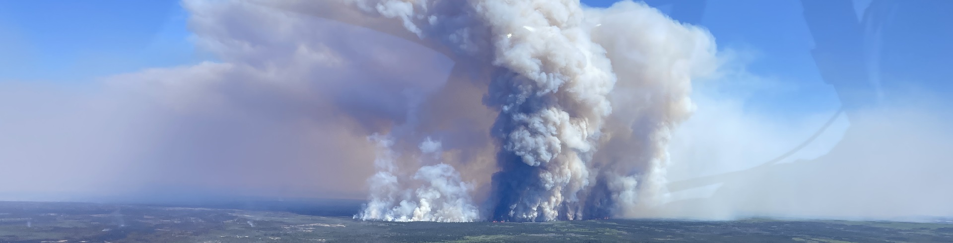 une colonne de fumée s’élève du parc national Wood Buffalo