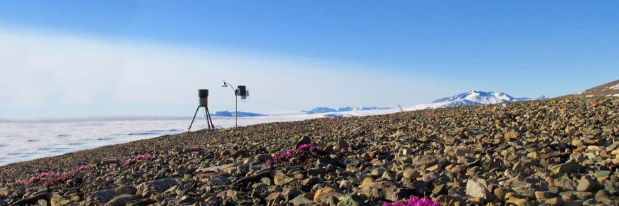 Équipement scientifique au bord d'un lac dans l'Arctique.