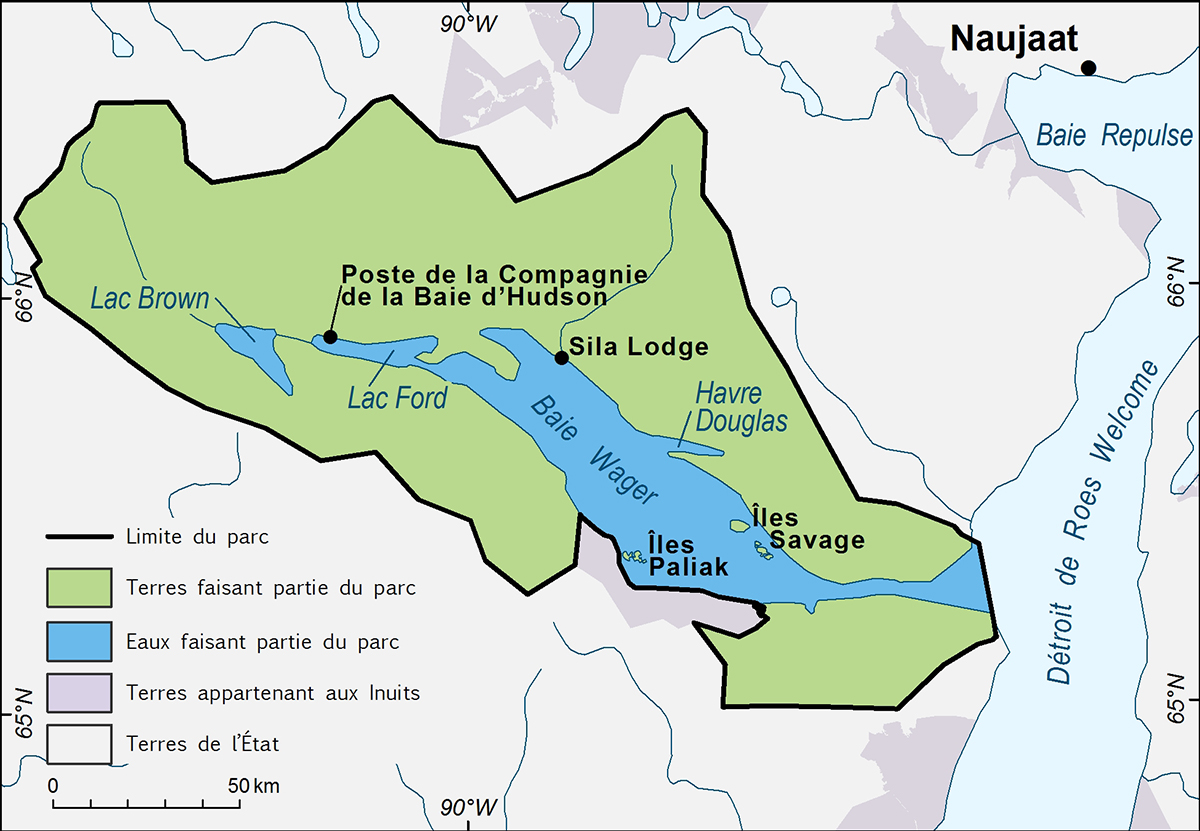 Une carte montrant les limites du parc national Ukkusiksalik. La carte montre en détail les terres et les eaux situées à l'intérieur du parc ainsi que les terres situées à l'extérieur du parc qui appartiennent à la l’État et aux Inuits