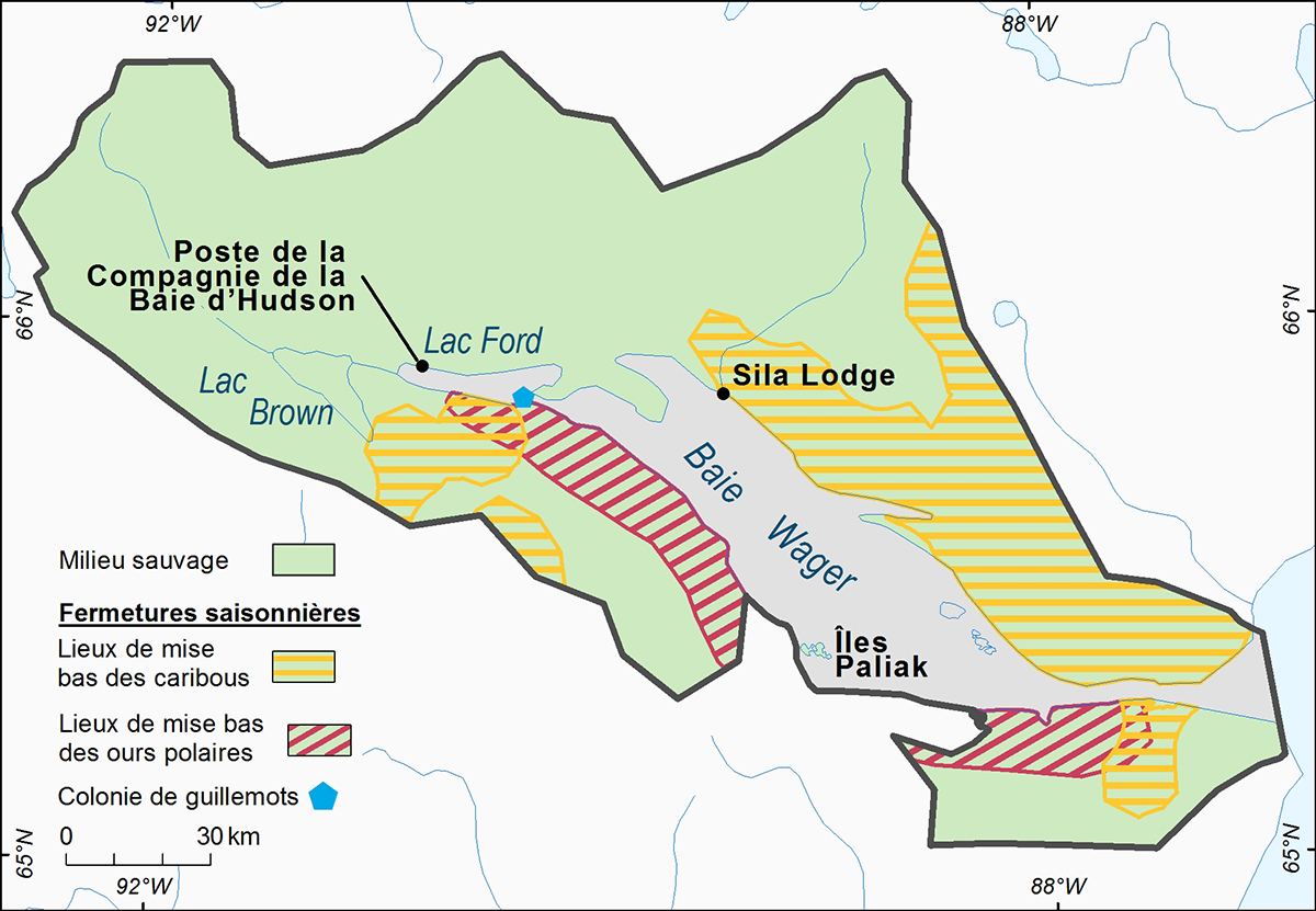 Une carte du parc national Ukkusiksalik détaillant les zones II (milieux sauvages) et les zones de fermetures saisonnières. Les zones de fermetures saisonnières sont répertoriées comme suit : zone de mise bas du caribou, zone de mise bas de l'ours polaire et colonies de guillemots 