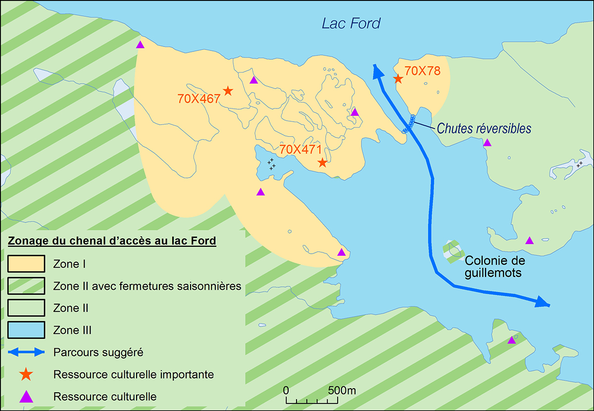 Une carte du parc national Ukkusiksalik détaillant le chenal d'accès au lac Ford. Un tracé suggéré est représenté par une ligne bleue. Les emplacements des ressources culturelles situés à proximité sont identifiés par des étoiles orange et des triangles violets