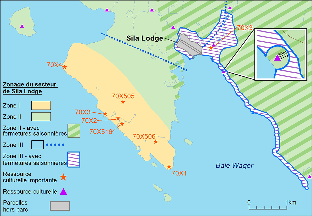 Une carte du parc national d'Ukkusiksalik détaillant la zone tampon (zone III) entourant le camp de naturalistes Sila Lodge. Les zones I, II et III sont représentées sur la carte. Les emplacements des ressources culturelles situés à proximité sont identifiés par des étoiles orange et des triangles violets