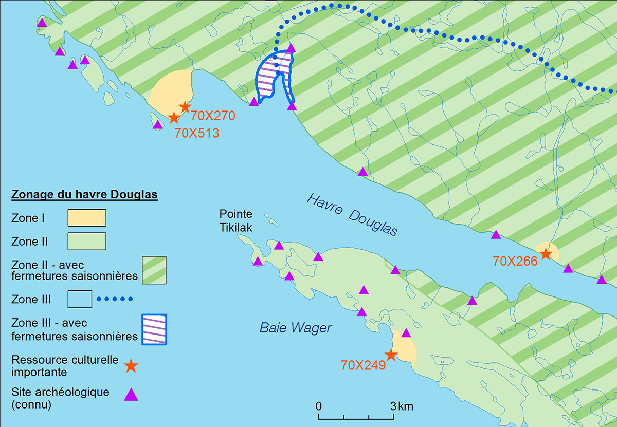 Une carte du parc national Ukkusiksalik détaillant le zonage du havre Douglas. Les zones I, II et III sont représentées sur la carte. Les emplacements des ressources culturelles situés à proximité sont identifiés par des étoiles orange et des triangles violets