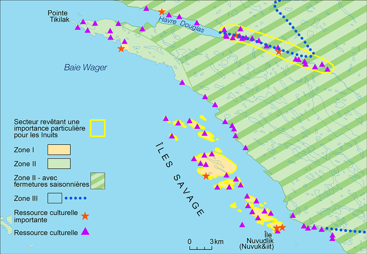 Une carte du parc national Ukkusiksalik détaillant les secteurs revêtant une importance particulière pour les Inuits. Les zones I, II et III sont représentées sur la carte. Les emplacements des ressources culturelles situés à proximité sont identifiés par des étoiles orange et des triangles violets