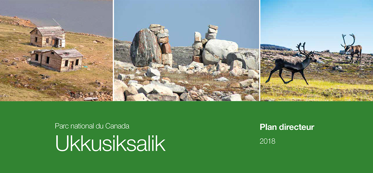 Trois photographies disposées de gauche à droite, une bannière verte se trouve sous les photos. Image 1: Deux petites maisons en bois sur un rivage. Image 2: Trois cairns de roche, ou inuksuit. Image 3: Deux caribous dans la toundra. La bannière se lit comme suit: Plan de gestion du parc national du Canada Ukkusiksalik 2018