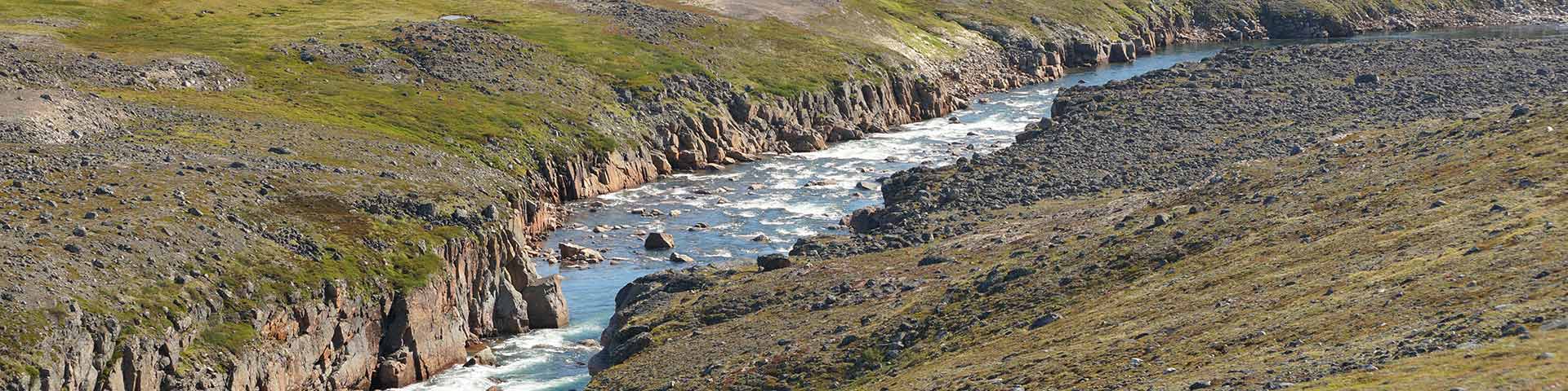 Rivière traversant un paysage rocheux.