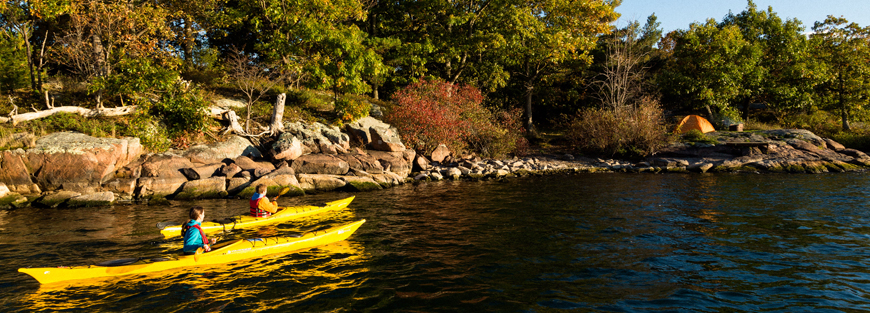 Un groupe de kayaks à leur camping.