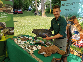 Personnel du parc lors d'un événement de sensibilisation avec des modèles de tortues