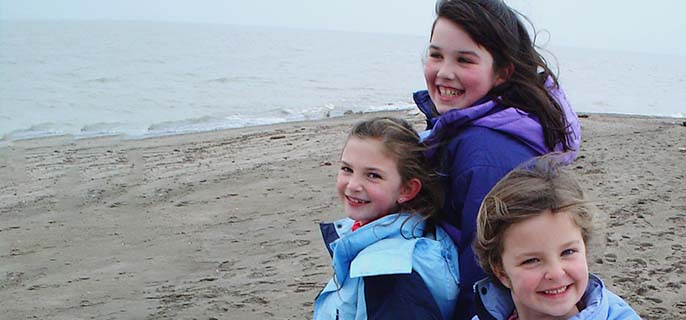 Trois enfants profitent du plein air dans le parc national de la Pointe-Pelée.