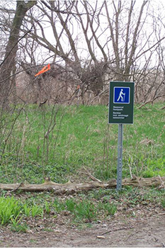 Sentier saisonnier pour l’observation des oiseaux qui est marqué du ruban orange