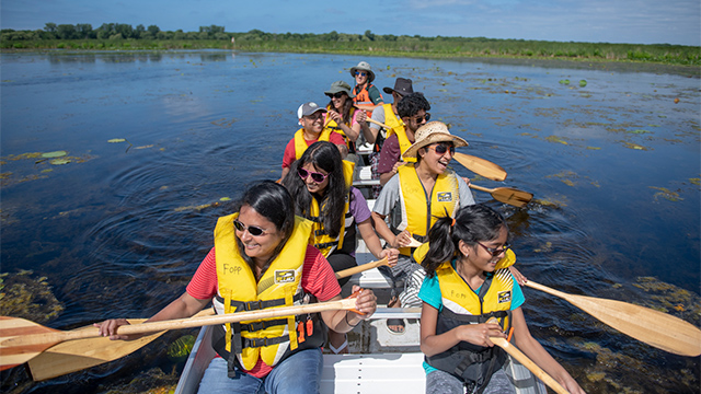 Un membre du personnel de Parcs Canada emmène les visiteurs faire une excursion en canoë.