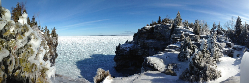 Le rivage de la baie Georgienne recouvert de glace et de neige.