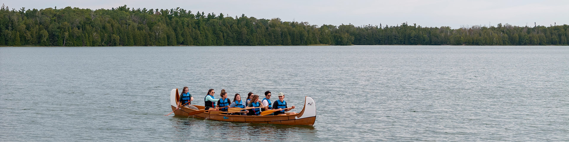  Deux visiteurs parlent avec un interprète du parc le long d'un sentier.