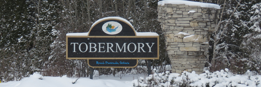 Tobermory signe couvert de neige.