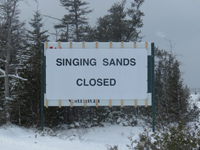 Un panneau indiquant Singing Sands est fermé
