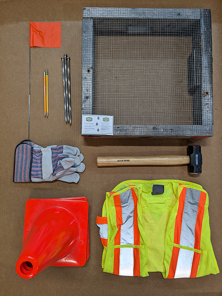 Une image de l'équipement inclus dans un kit : boîte de protection du nid, drapeaux de sécurité et gilet haute visibilité.