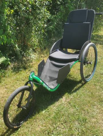 Un fauteuil roulant tricycle tout-terrain.