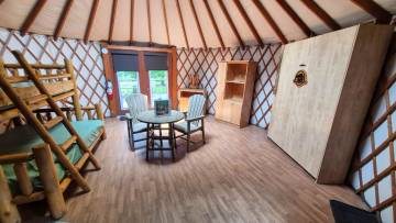 yourte avec table ronde et chaises