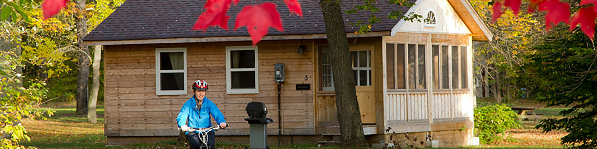 Deux enfants rôtissent des guimauves à l'extérieur de leur cabine.