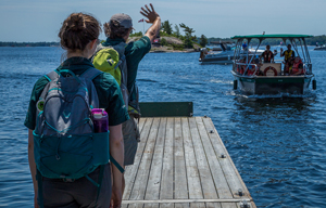 Le personnel du parc fait signe aux visiteurs sur un bateau