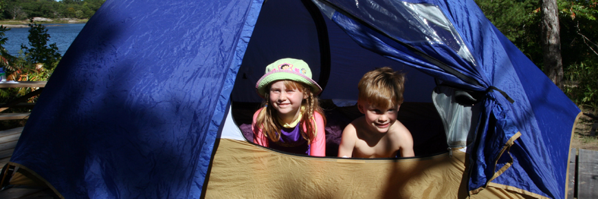 Une tente en toile installée sur un terrain de camping.