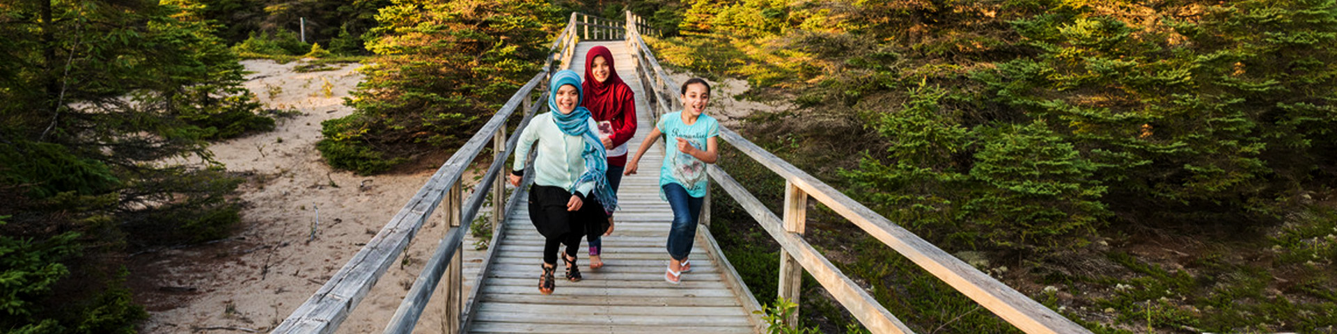 Un groupe d'enfants courant sur une promenade.