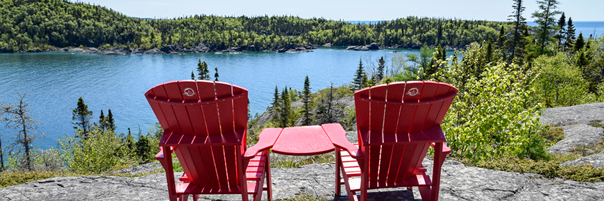 Les chaises rouge sur le sentier de la Pointe-Sud, parc national Pukaskwa.