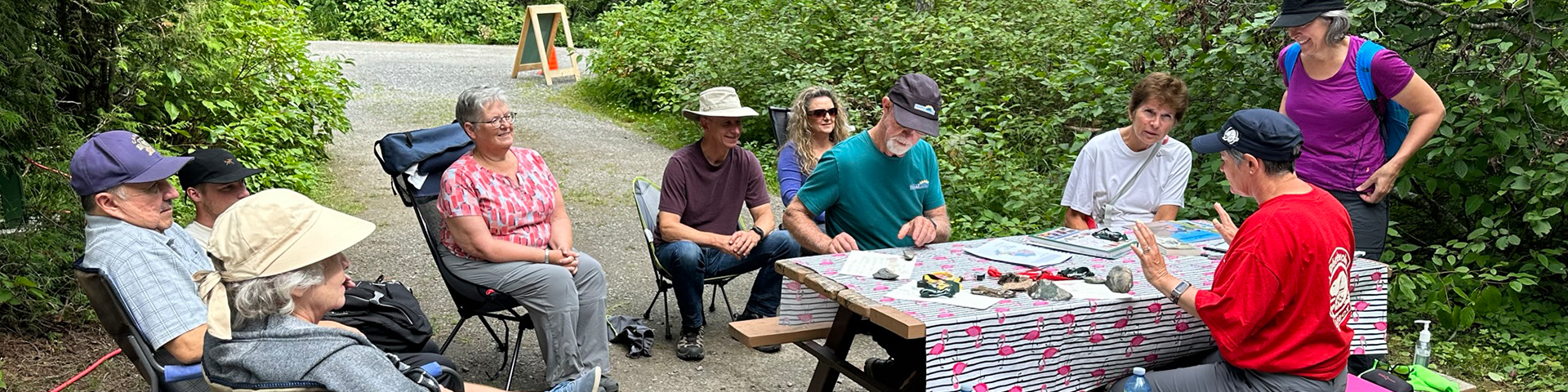 La Dre Joanna Hodge parle de géologie avec des campeurs lors d’une séance ponctuelle sur son site de camping.