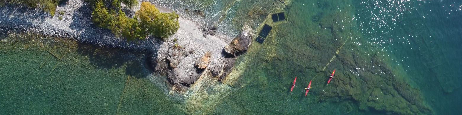 Kayakistes naviguant au-dessus de la mine de Silver Islet.