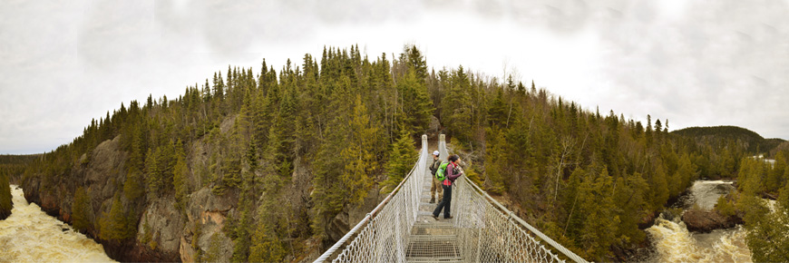 Deux personnes sur un pont