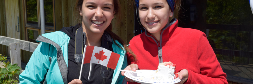  Deux filles au gâteau et un drapeau canadien
