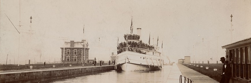 Photo historique d'un bateau sur le canal de Sault Ste Marie