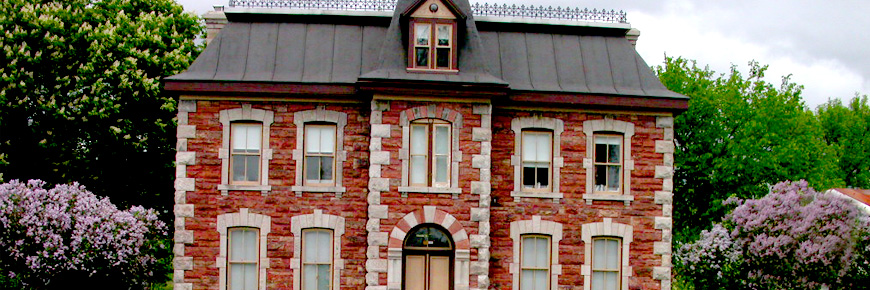  Un bâtiment de grès rouge.