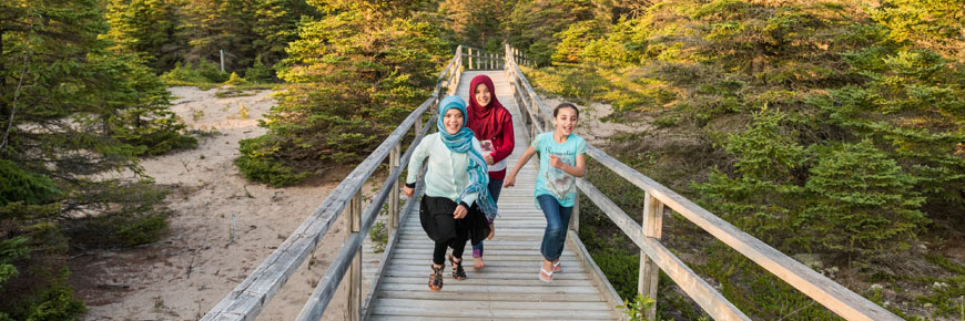 Trois enfants sur une promenade.