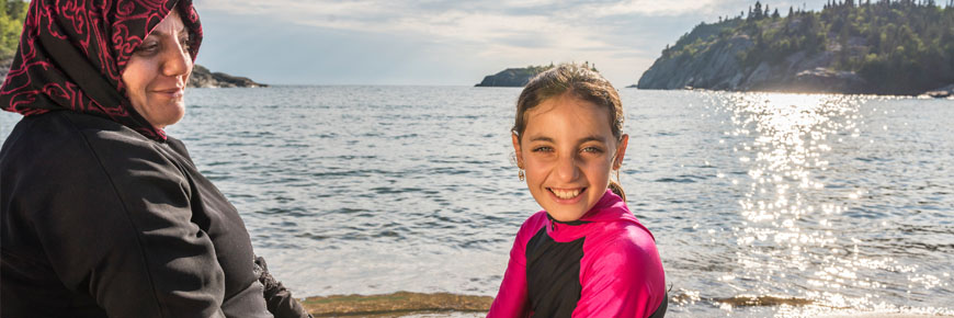 Une mère et sa fille sur une plage.