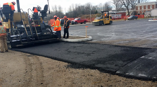 À présent, le stationnement de l’extrémité est beaucoup plus grand et offre une vue sur la centrale électrique historique et le bâtiment des magasins.