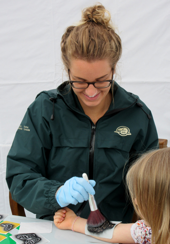 Animateur-guide, Patrimoine, réalisant un tatouage à l’aérographe